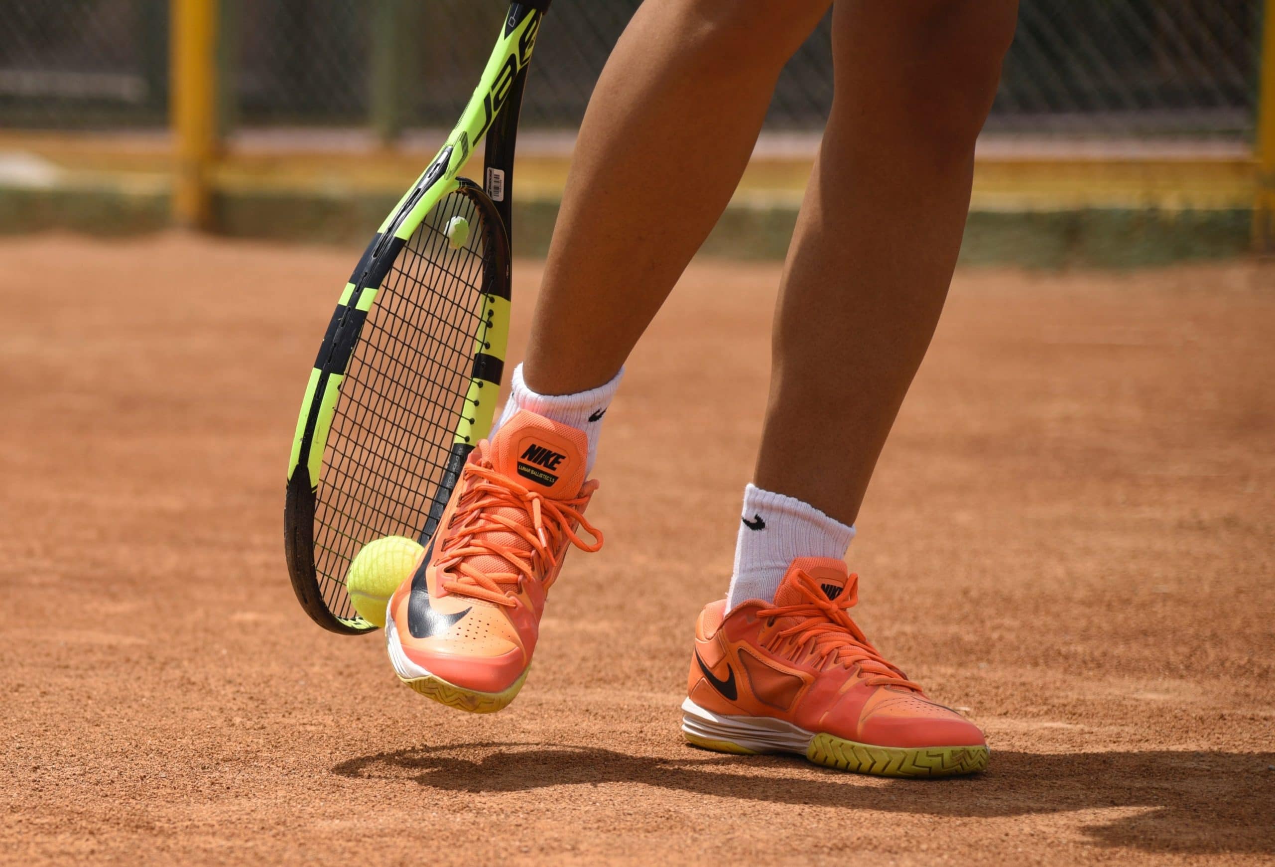 characteristics to look for when buying a tennis racket